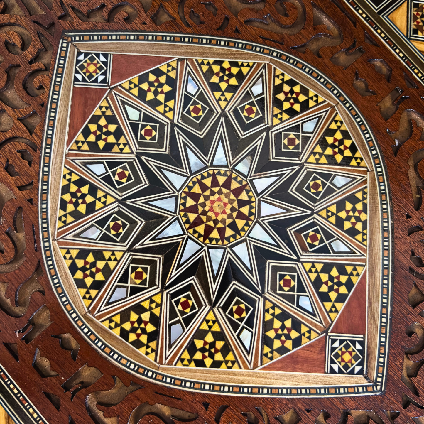 Vassoio da Portata in Mosaico Damasceno – Madreperla e Intagli Artigianali