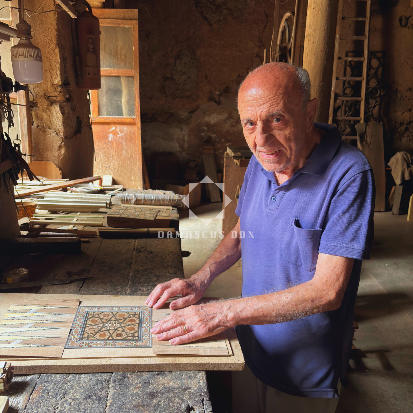 حامل أقلام خشبي موزاييك دمشقي من غابي آل ديّه – أناقة مصنوعة يدويًا من خشب طبيعي