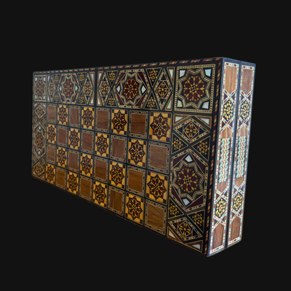 طاولة شطرنج وطاولة زهر موزاييك دمشقي فاخرة من صنع غابي الدايه – مطعّمة بالصدف