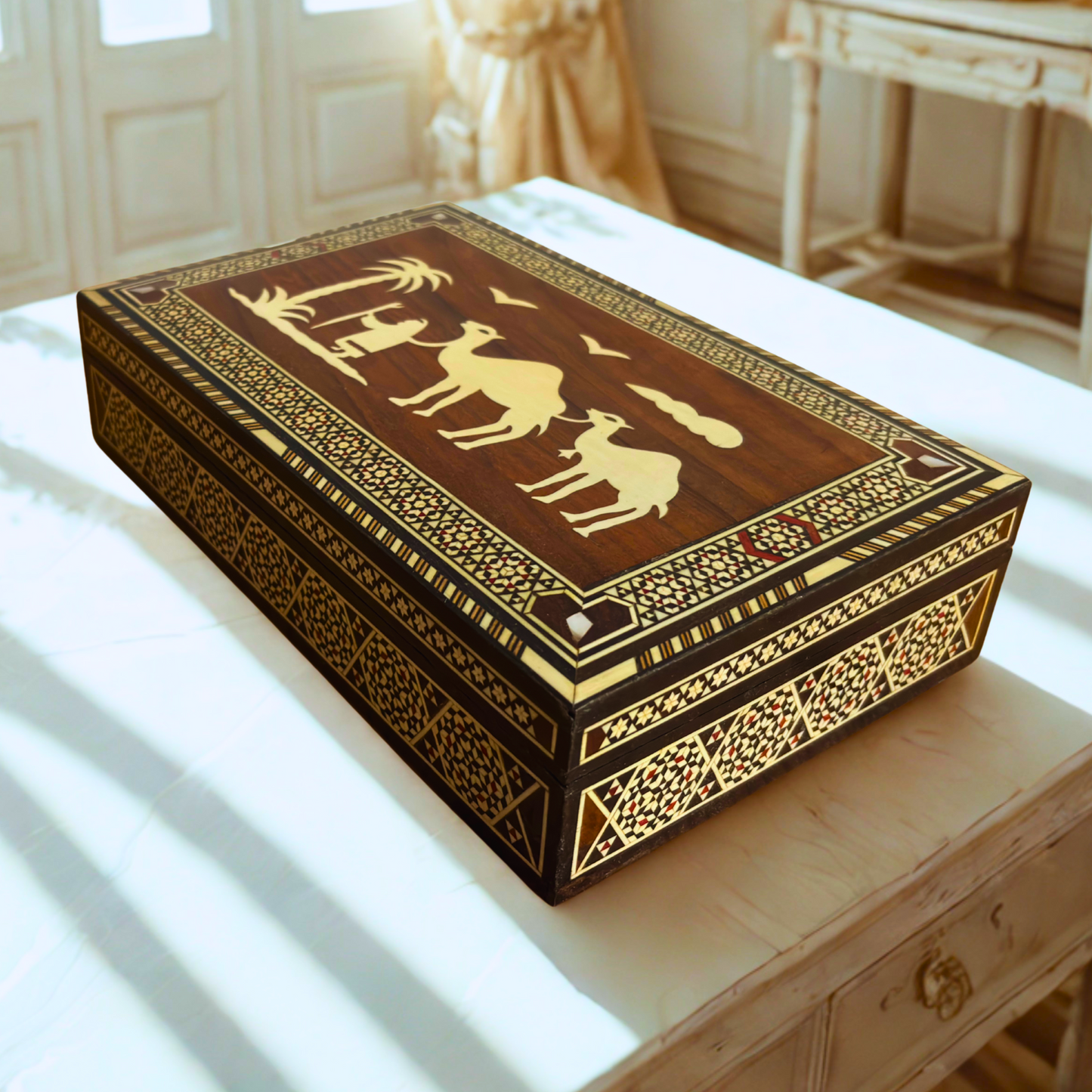 صندوق موزاييك للجِمال من عام 1970 – فن دمشقي يدوي نادر