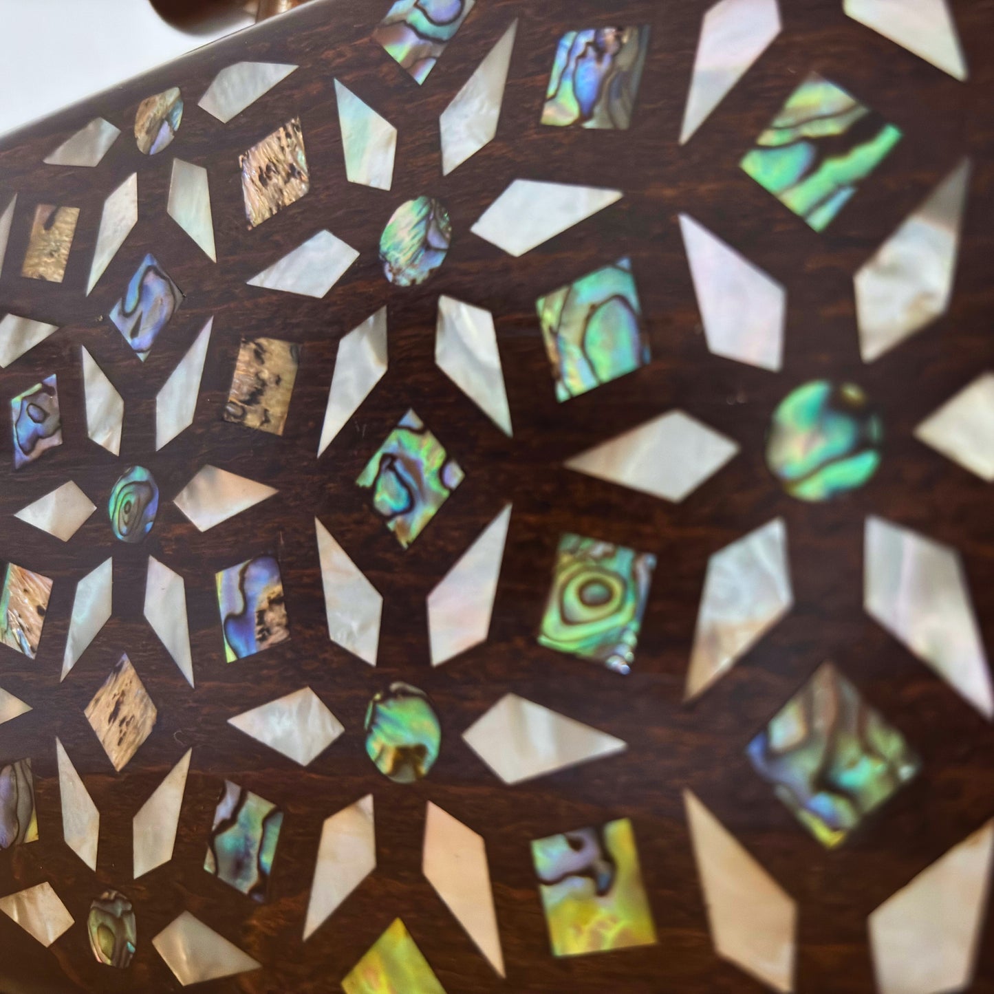 Zenobia – İnci Kakmalı & Brokar Astarı ile Lüks Dimaşk Mozaik Ahşap Clutch Çanta