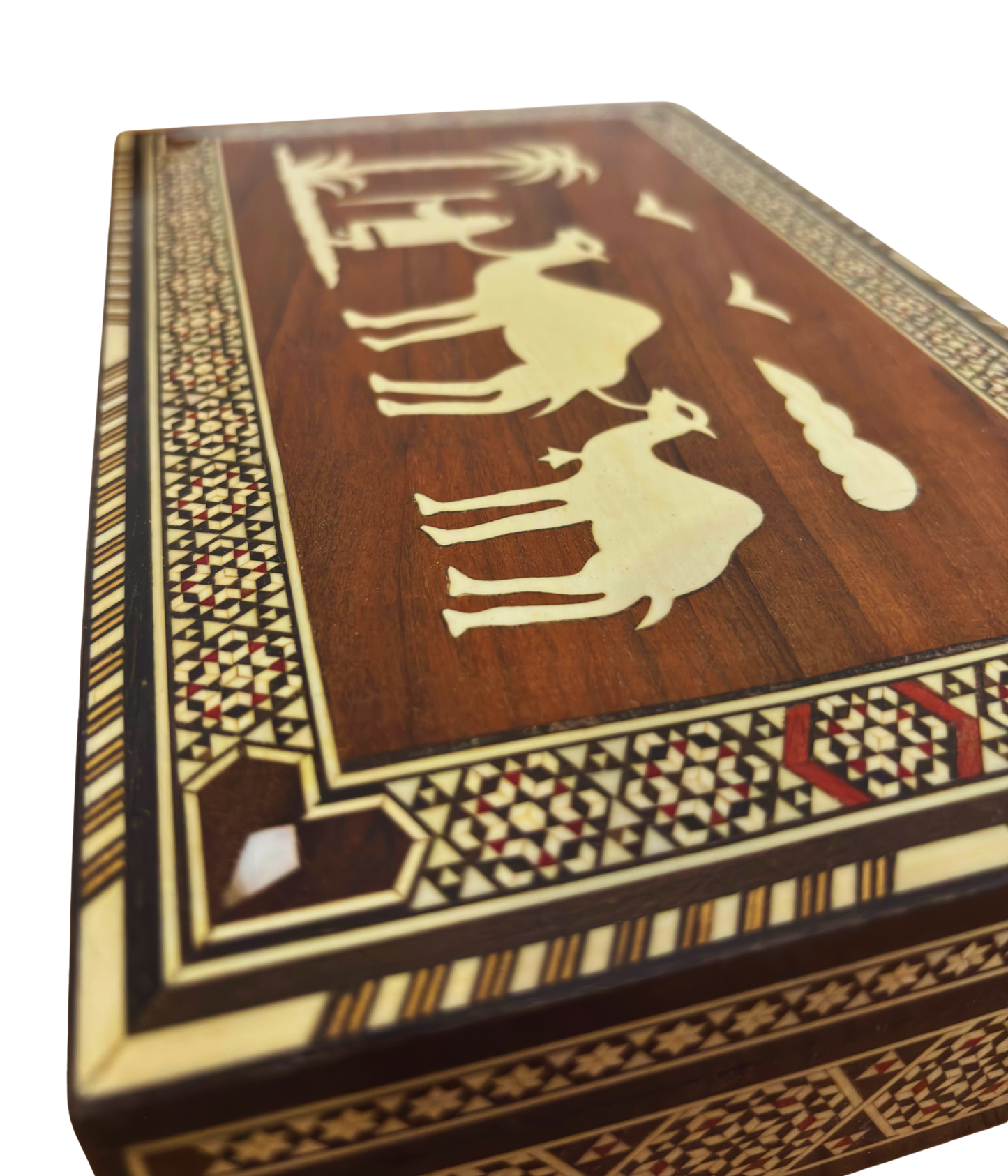 صندوق موزاييك للجِمال من عام 1970 – فن دمشقي يدوي نادر