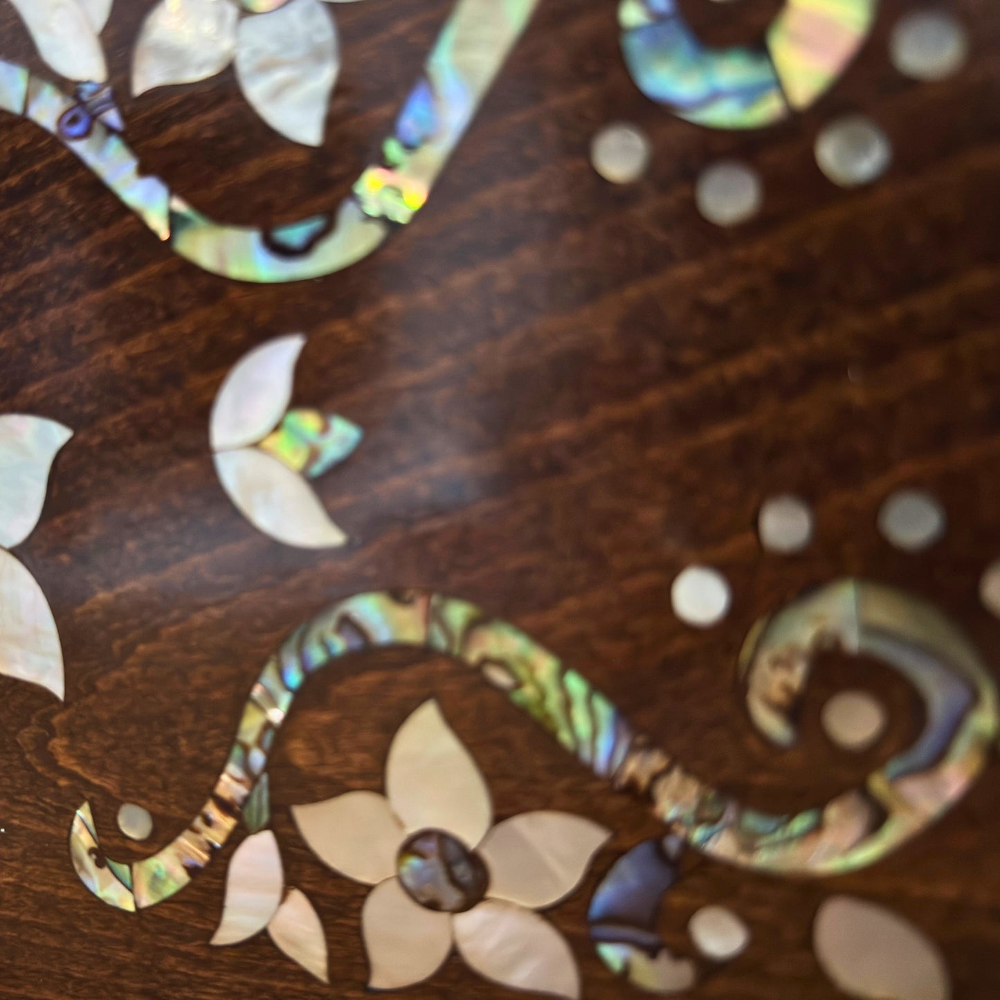 The Garden of Noor – Lüks Şam El Çantası, Çiçek Motifli Sedef İşleme ve Brokar Astar