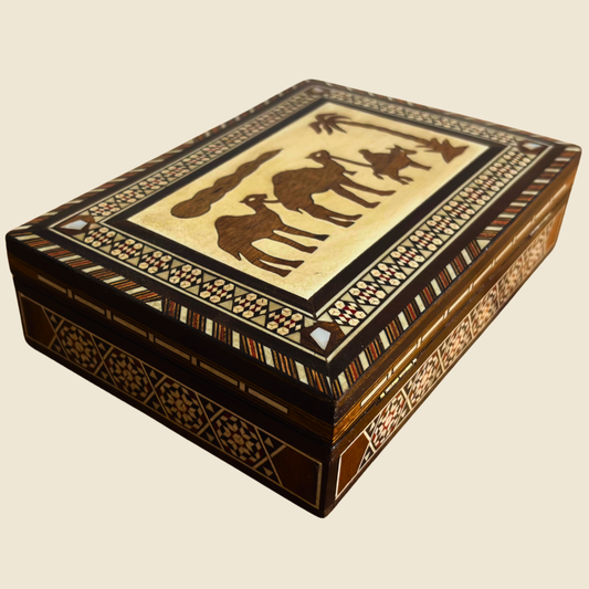 Caja de Joyas Damasquina de Camellos 1970 – Arte Hecho a Mano con Nácar