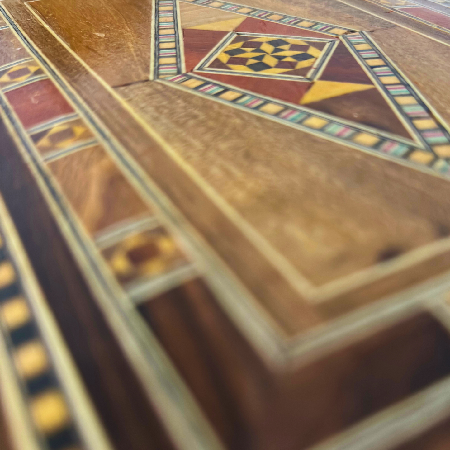 صندوق مجوهرات خشبي موزاييك دمشقي – فن شرقي مصنوع يدويًا
