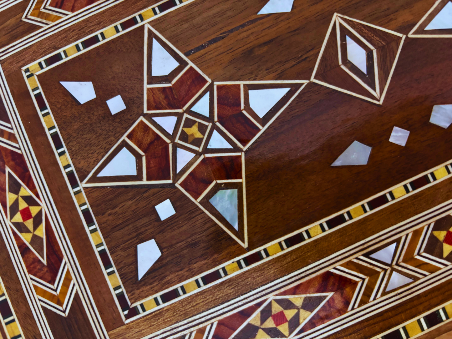 صندوق مجوهرات موزاييك دمشقي مع قفل – تحفة فنية يدوية فاخرة