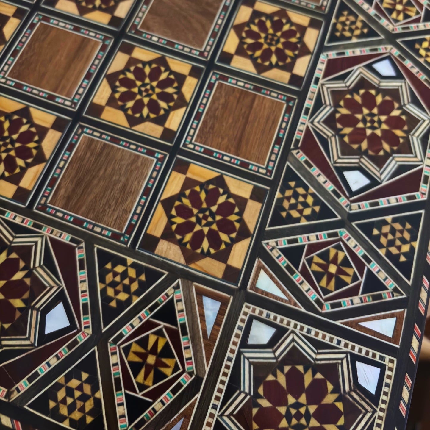 طاولة شطرنج وطاولة زهر موزاييك دمشقي فاخرة من صنع غابي الدايه – مطعّمة بالصدف