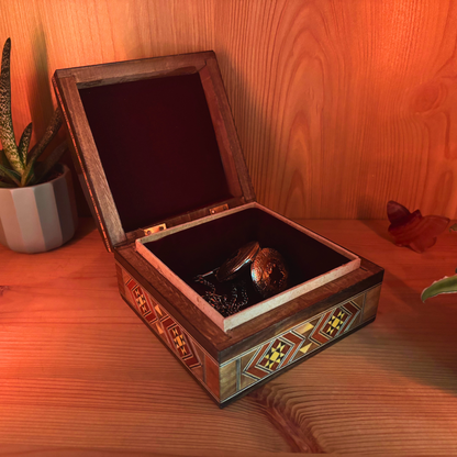 صندوق مجوهرات موزاييك دمشقي – مطعّم يدويًا