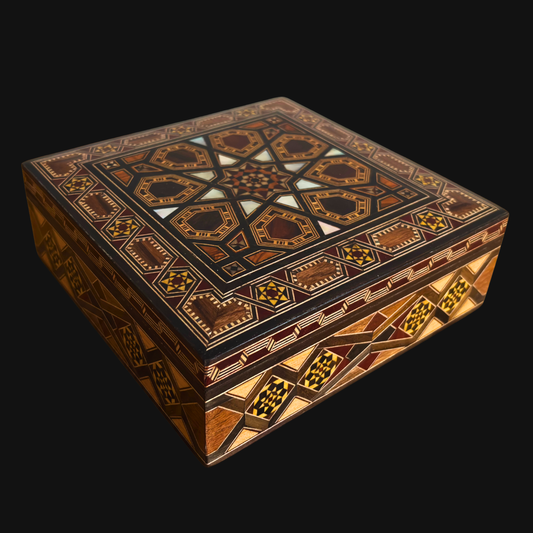 صندوق موزاييك دمشقي فاخر من إبداع المعلم غابي الدايه – مطعّم بالصدف ومبطن بالمخمل