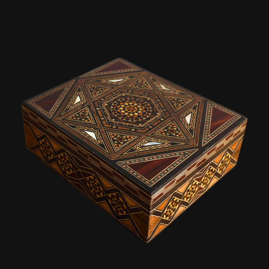 صندوق موزاييك دمشقي من إبداع الحرفي غابي الدايه – مطعّم بالصدف وبطانة مخملية فاخرة