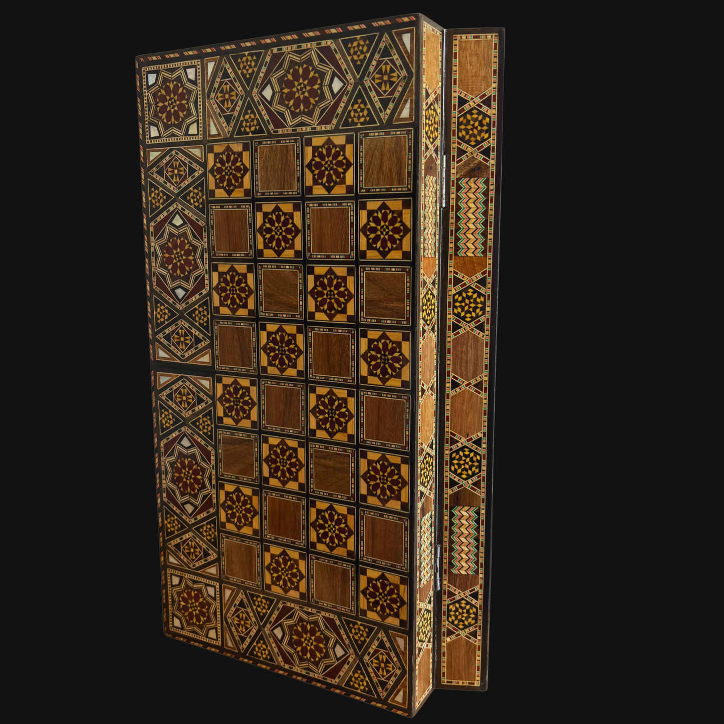 طاولة شطرنج وطاولة زهر موزاييك دمشقي فاخرة من صنع غابي الدايه – مطعّمة بالصدف