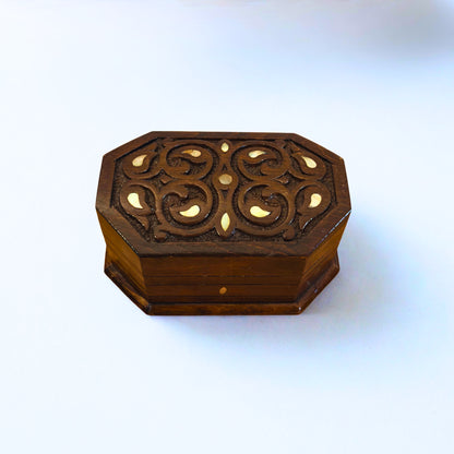 Boîte en Hêtre Sculptée à la Main – Nacre & Finition Noyer Élégante