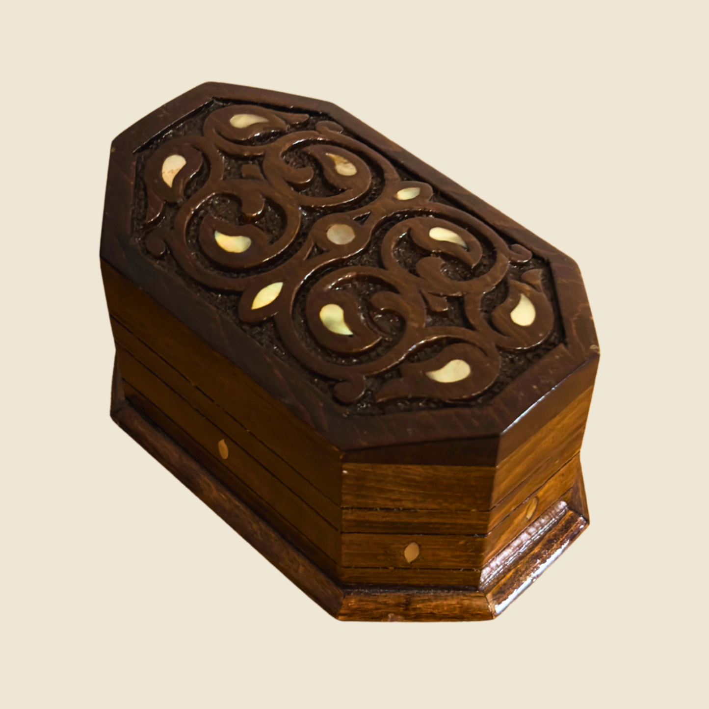 Boîte en Hêtre Sculptée à la Main – Nacre & Finition Noyer Élégante