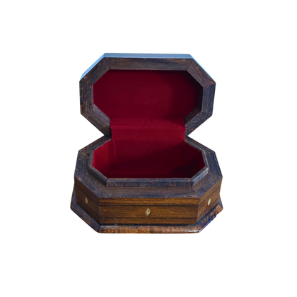 صندوق محفور يدويًا من خشب الزان ومطعّم بالصدف – لمسة فاخرة بلون الجوز