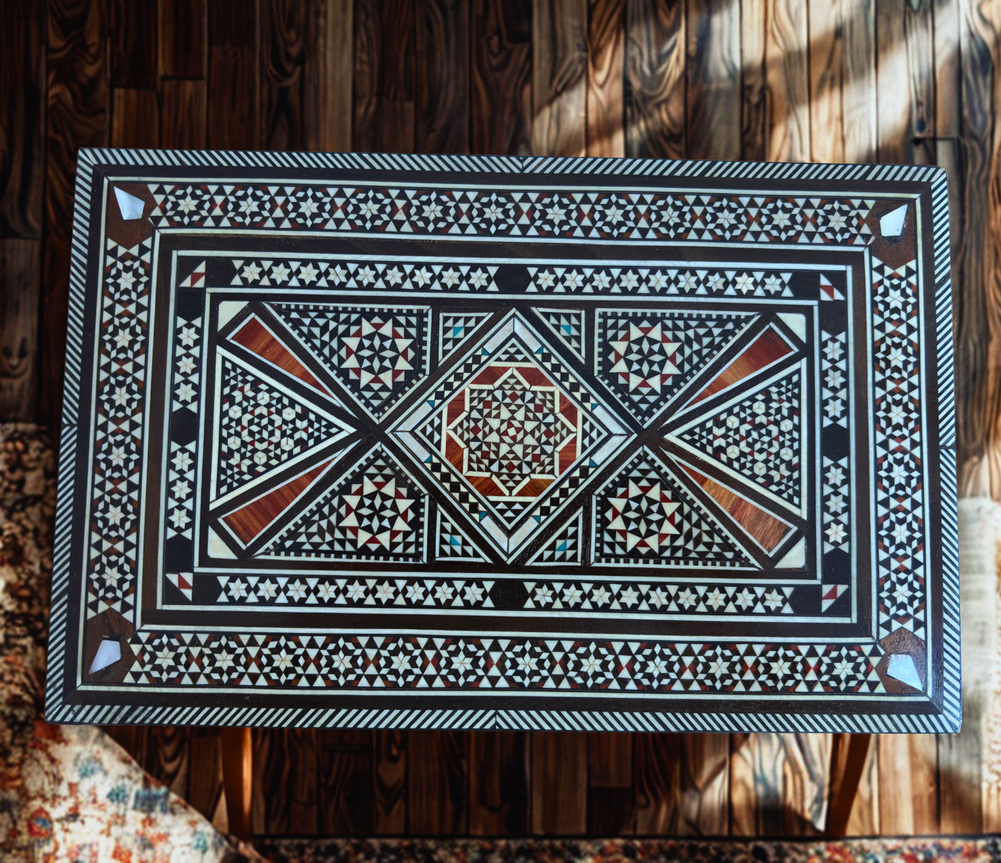 صندوق مجوهرات دمشقي قديم 1970 – مطعّم بالصدف الطبيعي