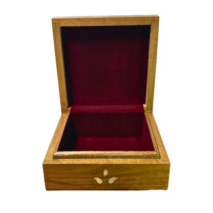 صندوق دمشقي فاخر – تطعيم بالصدف وبراعة المشغل العربي