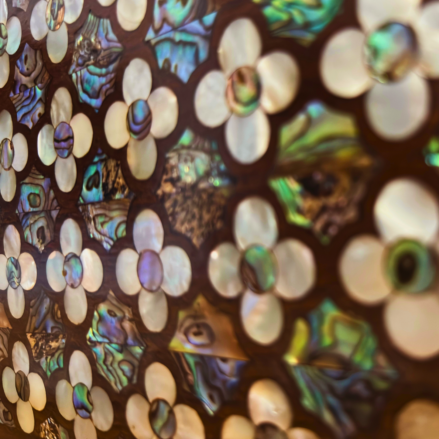 Jouri – Luxuriöse Damaszener Clutch mit Rosen-Perlmutt & Perlenkette