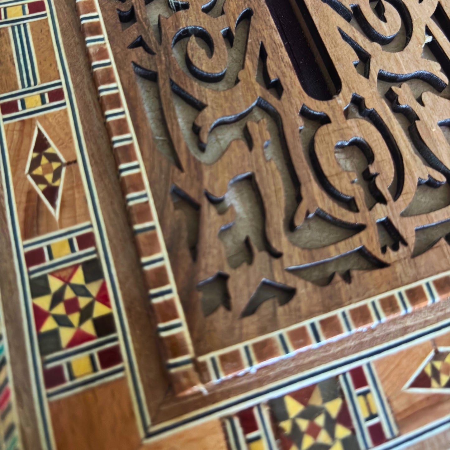 علبة مناديل خشبية محفورة يدويًا – تصميم دمشقي بمخمل أحمر فاخر من الداخل