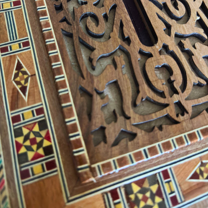 علبة مناديل خشبية محفورة يدويًا – تصميم دمشقي بمخمل أحمر فاخر من الداخل