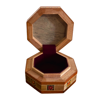 صندوق مجوهرات موزاييك دمشقي – مصنوع يدويًا من الخشب ومطعّم بالصدف بلون الفخار الدافئ