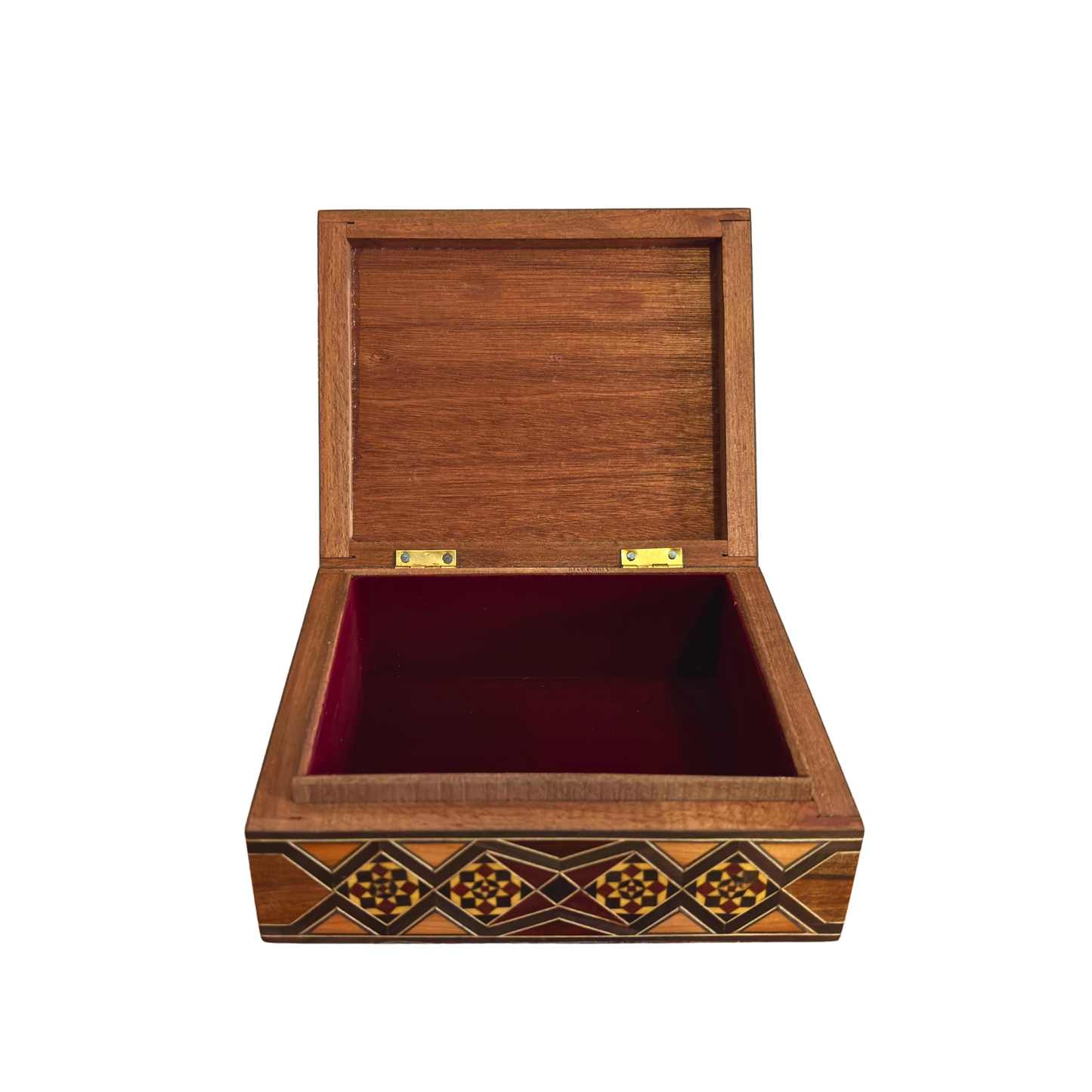 صندوق موزاييك دمشقي من إبداع الحرفي غابي الدايه – مطعّم بالصدف وبطانة مخملية فاخرة