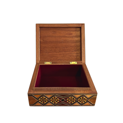 صندوق موزاييك دمشقي من إبداع الحرفي غابي الدايه – مطعّم بالصدف وبطانة مخملية فاخرة