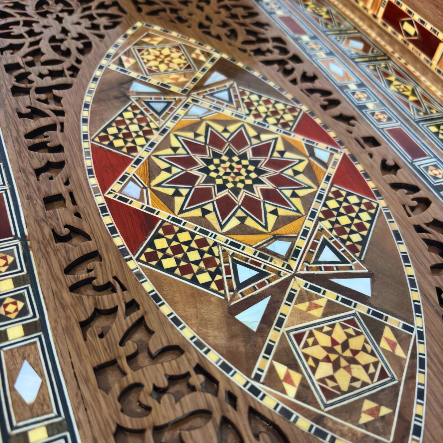  صينية موزاييك دمشقية فاخرة – تصميم محفور مطعّم بصدف طبيعي وألوان خشبية جميلة