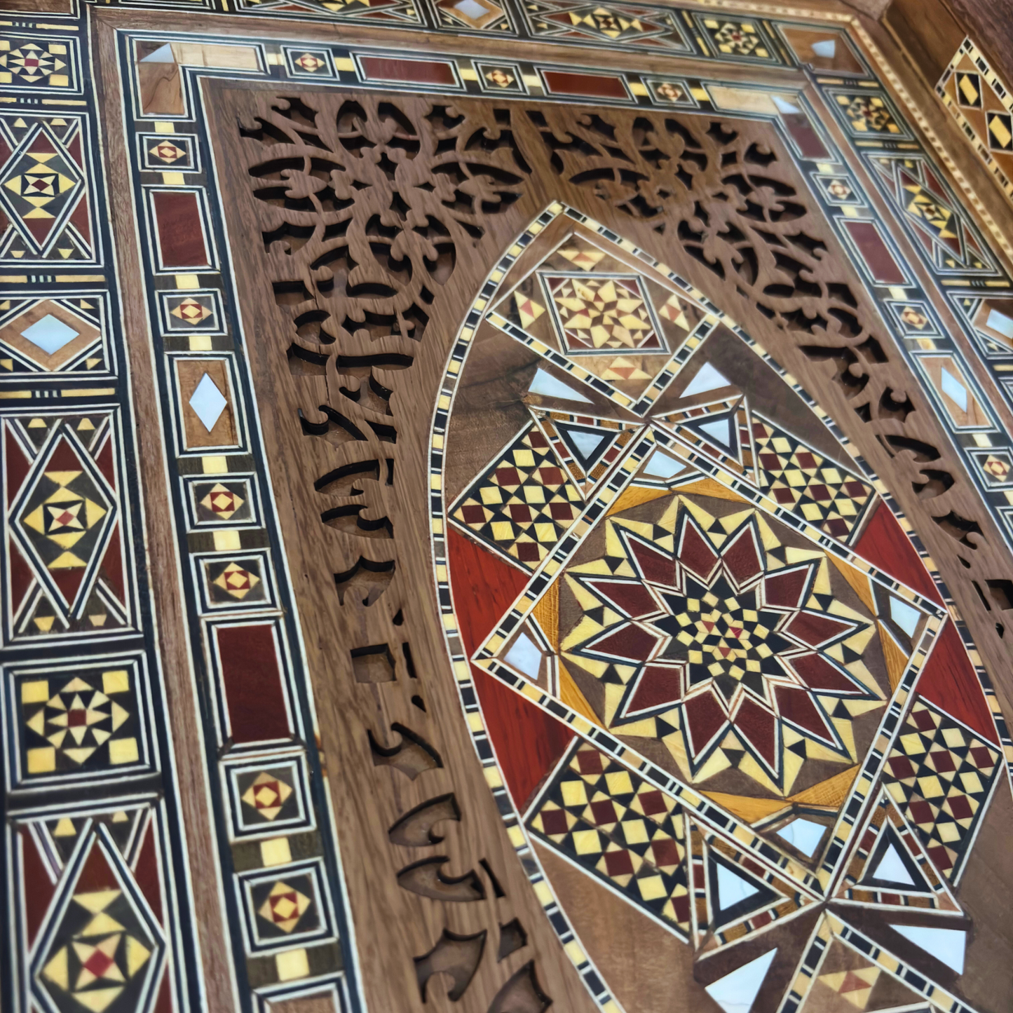  صينية موزاييك دمشقية فاخرة – تصميم محفور مطعّم بصدف طبيعي وألوان خشبية جميلة