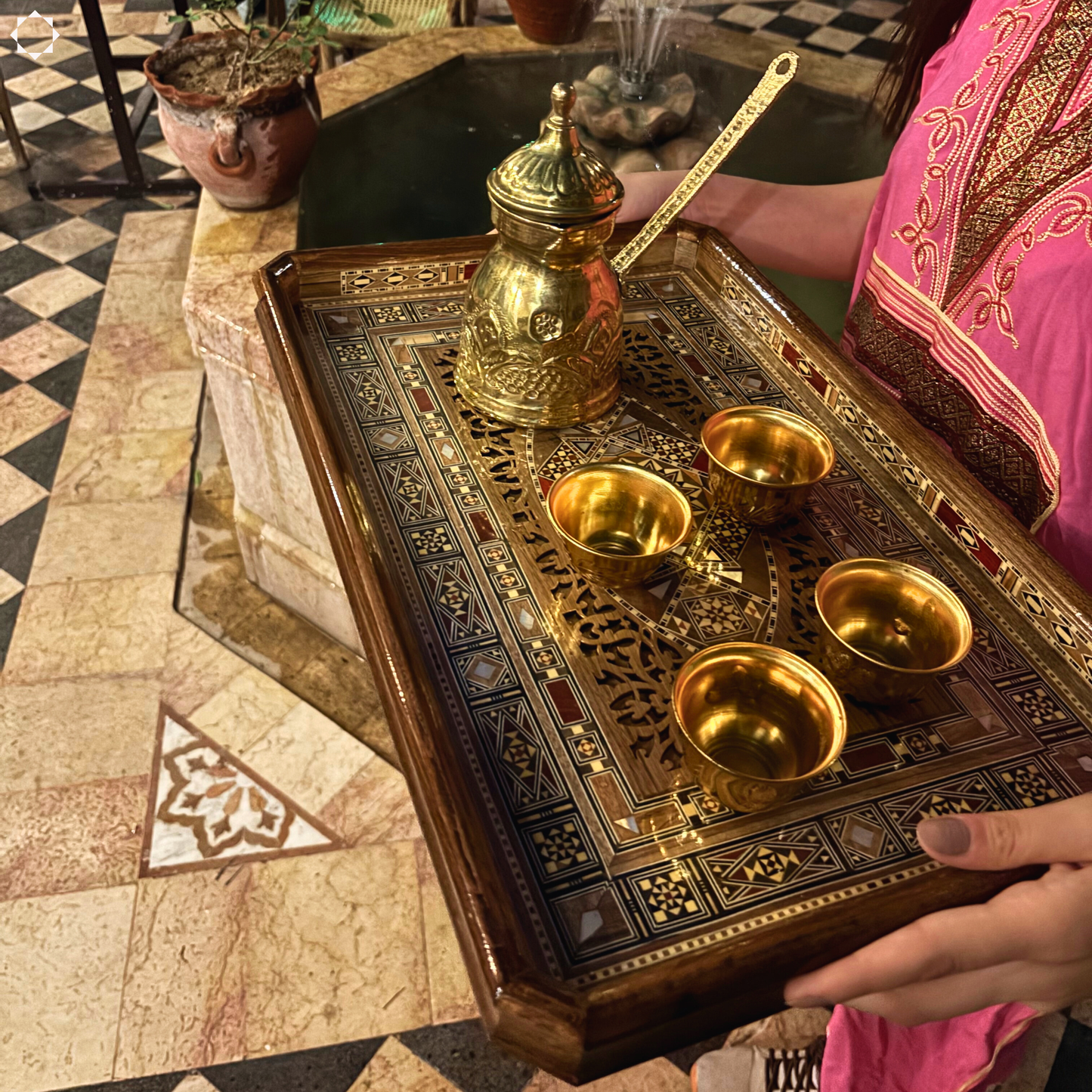  صينية موزاييك دمشقية فاخرة – تصميم محفور مطعّم بصدف طبيعي وألوان خشبية جميلة