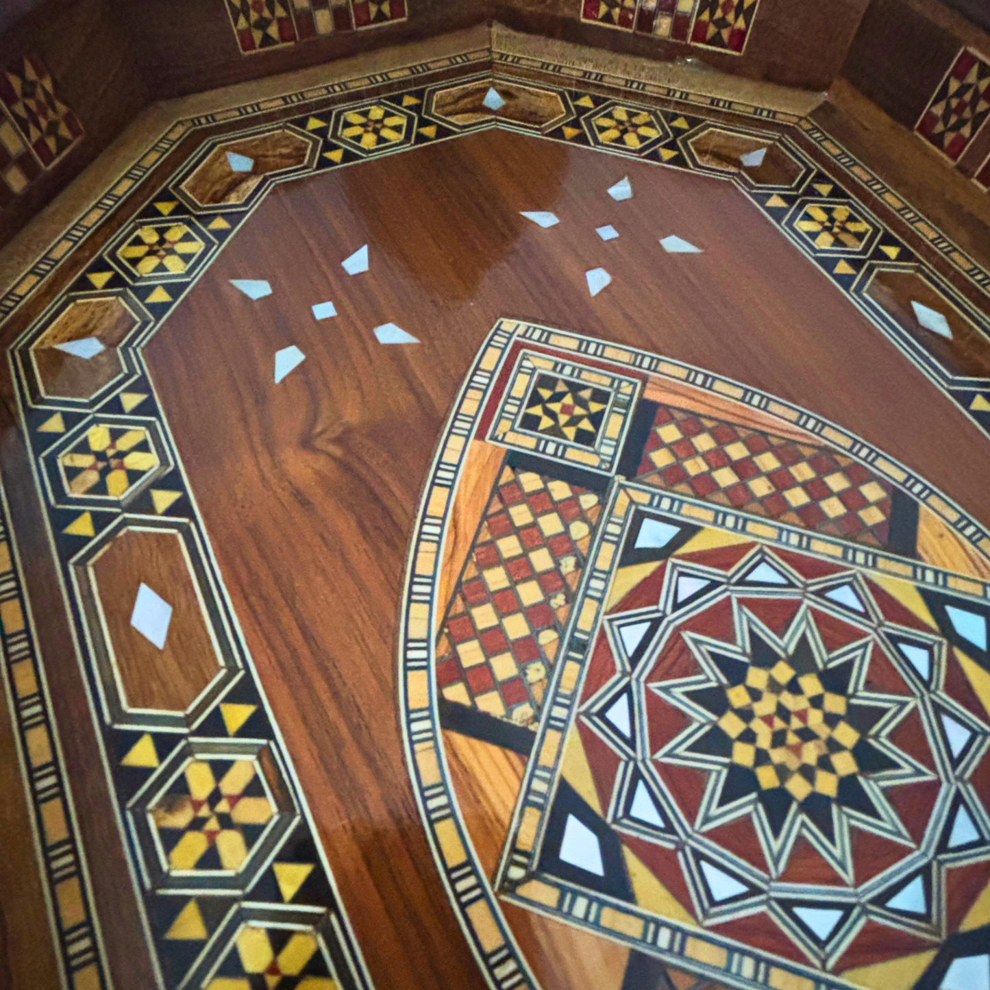 صينية خشبية موزاييك دمشقية – مطعمة بالصدف وإنهاء جوزي فاخر