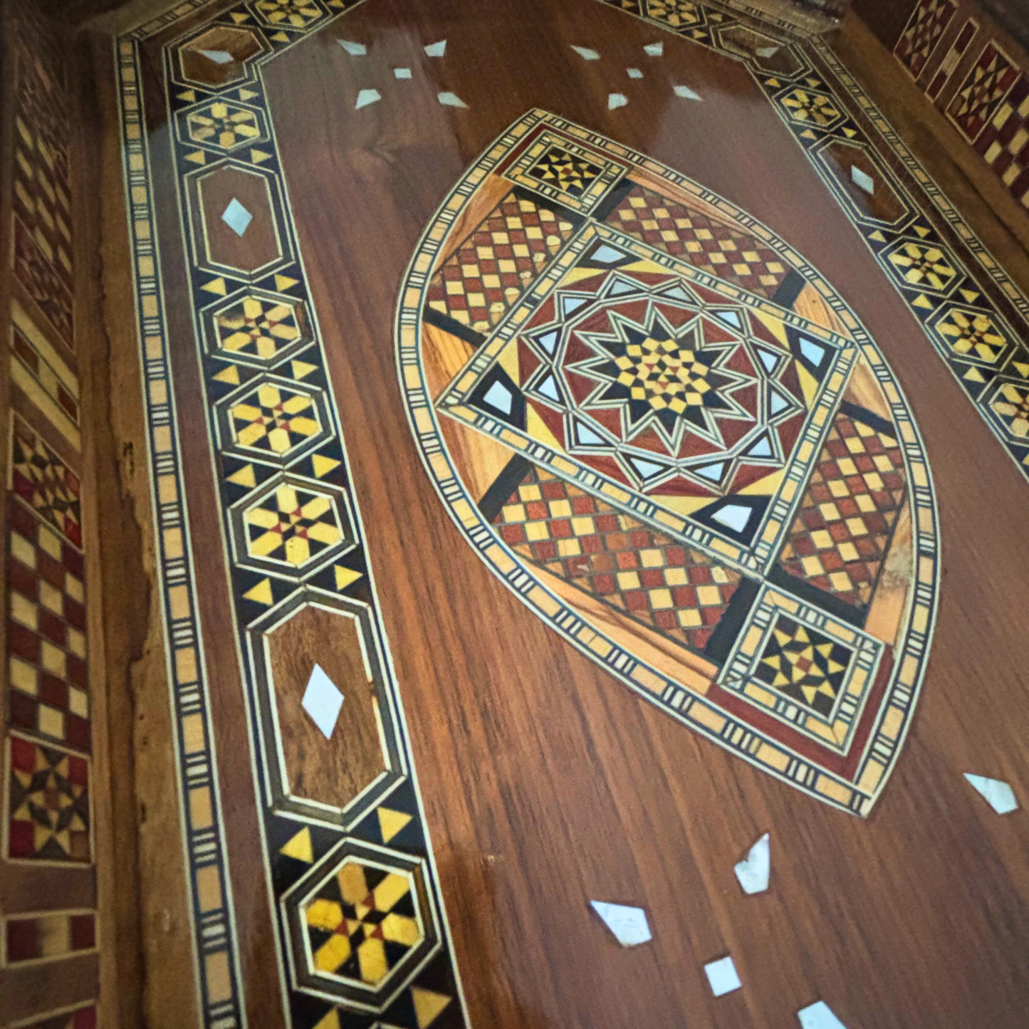 صينية خشبية موزاييك دمشقية – مطعمة بالصدف وإنهاء جوزي فاخر