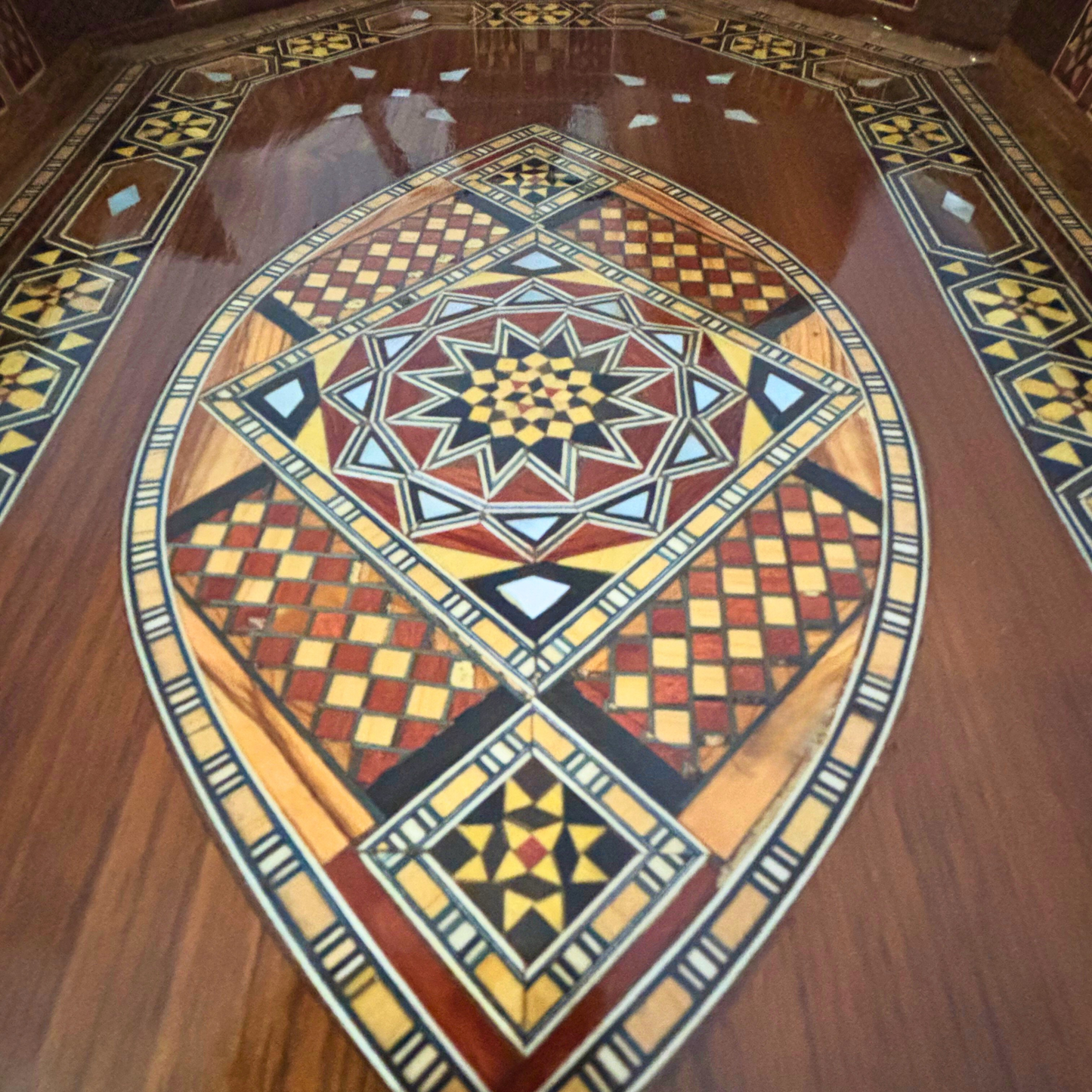 صينية خشبية موزاييك دمشقية – مطعمة بالصدف وإنهاء جوزي فاخر