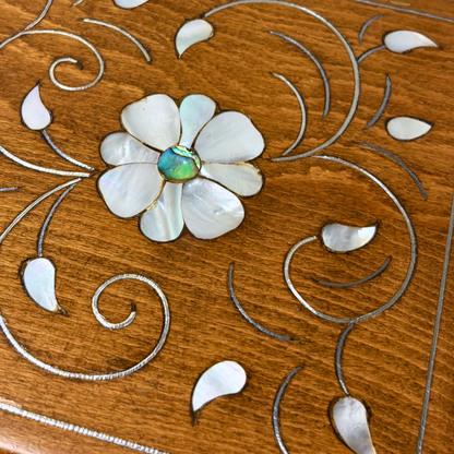 صندوق دمشقي فاخر – تطعيم بالصدف وبراعة المشغل العربي