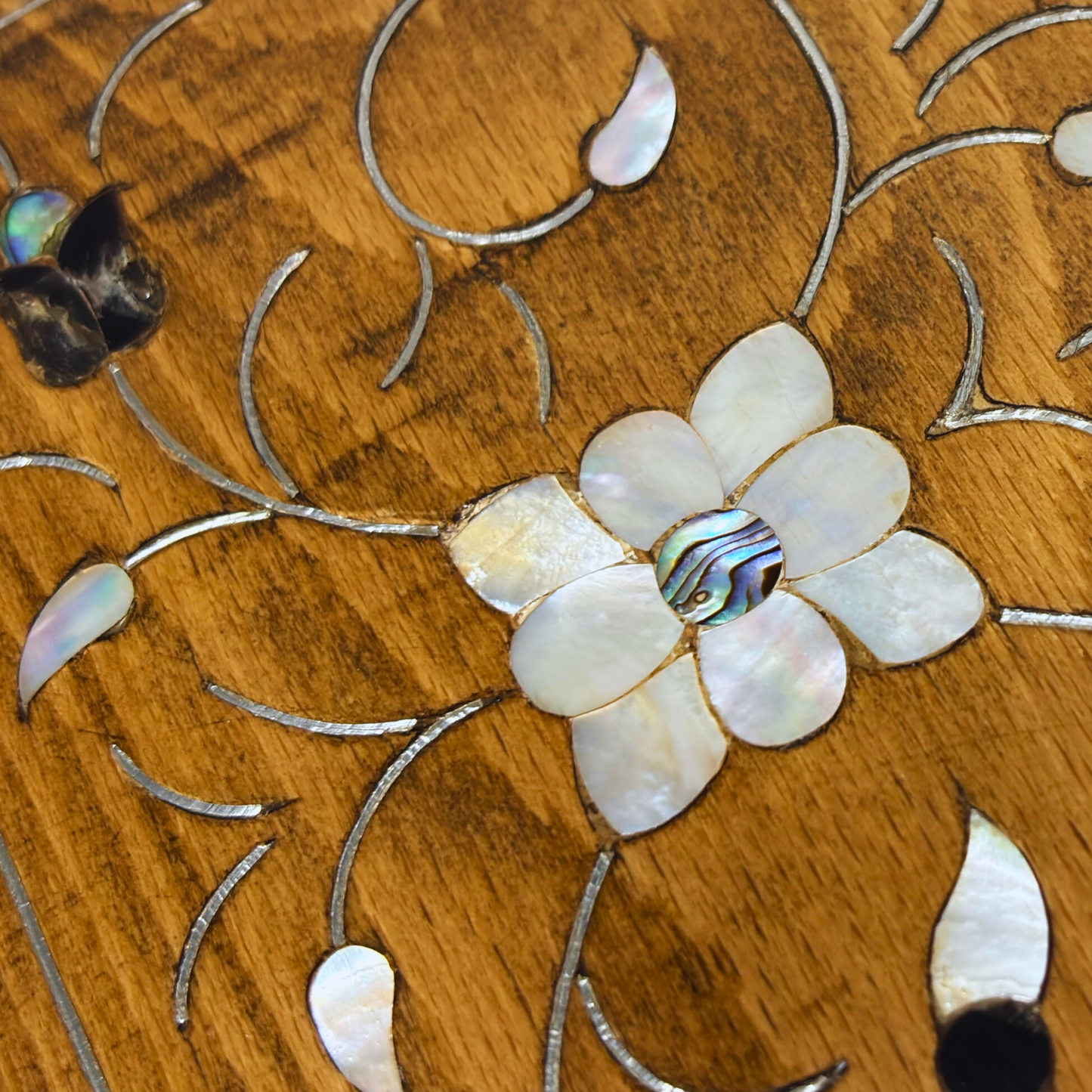 صندوق دمشقي فاخر – تطعيم بالصدف وبراعة المشغل العربي