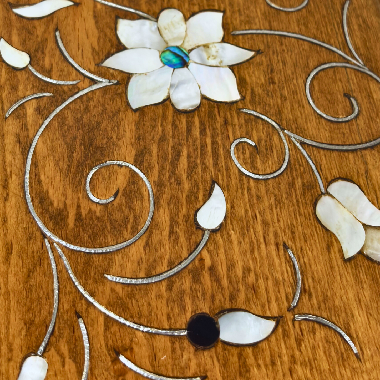 صندوق دمشقي فاخر – تطعيم بالصدف وبراعة المشغل العربي