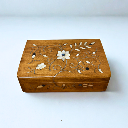 صندوق دمشقي فاخر – تطعيم بالصدف وبراعة المشغل العربي