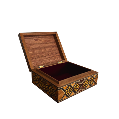 صندوق موزاييك دمشقي من إبداع الحرفي غابي الدايه – مطعّم بالصدف وبطانة مخملية فاخرة