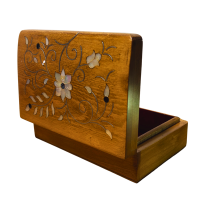 صندوق دمشقي فاخر – تطعيم بالصدف وبراعة المشغل العربي