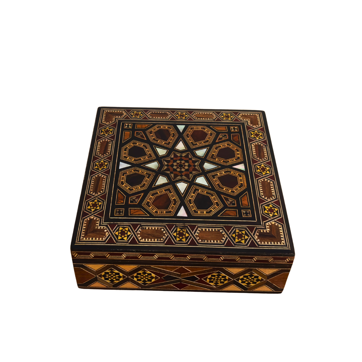 صندوق موزاييك دمشقي فاخر من إبداع المعلم غابي الدايه – مطعّم بالصدف ومبطن بالمخمل