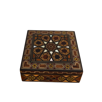 صندوق موزاييك دمشقي فاخر من إبداع المعلم غابي الدايه – مطعّم بالصدف ومبطن بالمخمل