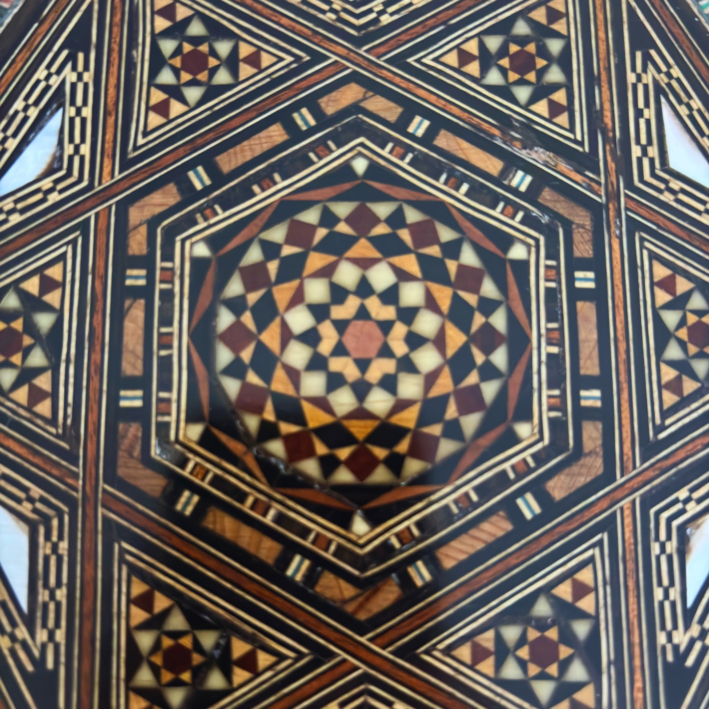 صندوق موزاييك دمشقي من إبداع الحرفي غابي الدايه – مطعّم بالصدف وبطانة مخملية فاخرة