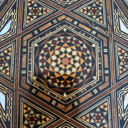 صندوق موزاييك دمشقي من إبداع الحرفي غابي الدايه – مطعّم بالصدف وبطانة مخملية فاخرة