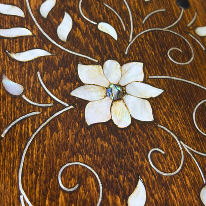 صندوق دمشقي فاخر – تطعيم بالصدف وبراعة المشغل العربي