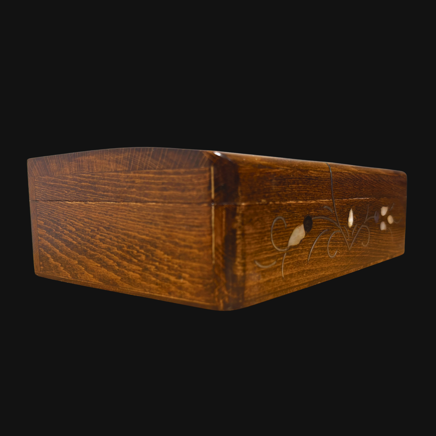 صندوق دمشقي فاخر – تطعيم بالصدف وبراعة المشغل العربي