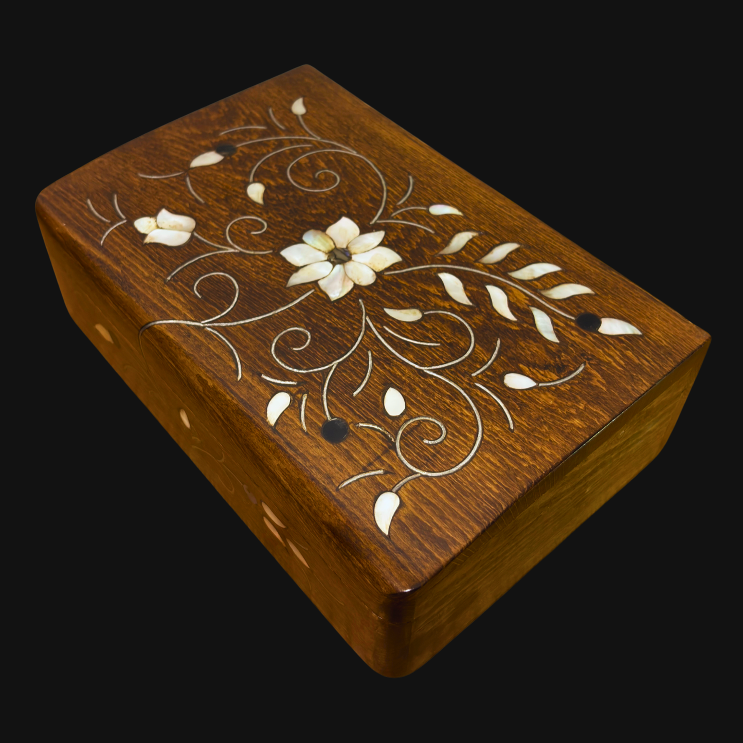 صندوق دمشقي فاخر – تطعيم بالصدف وبراعة المشغل العربي