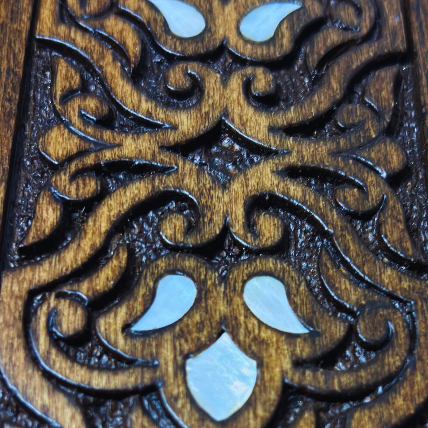 صندوق محفور يدوي فاخر – تطعيم بالصدف وأناقة مخملية