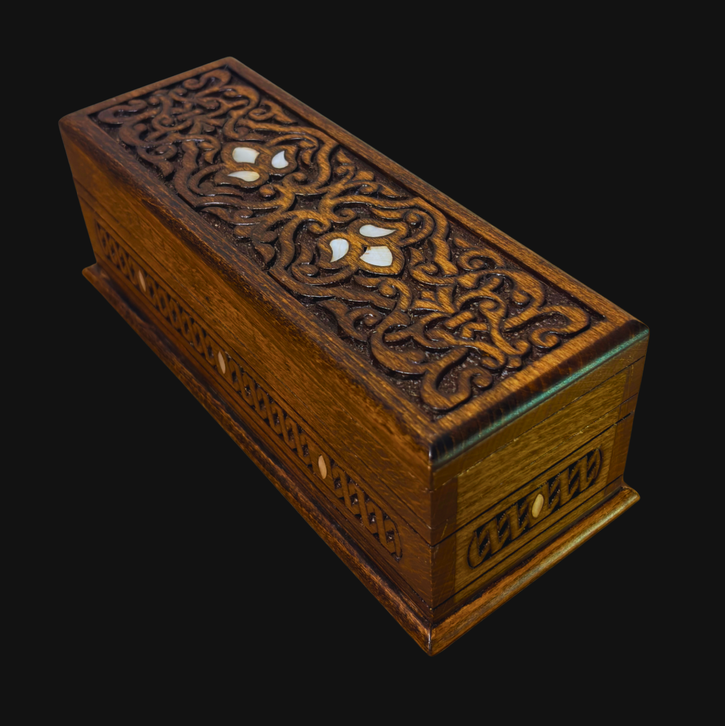 صندوق محفور يدوي فاخر – تطعيم بالصدف وأناقة مخملية