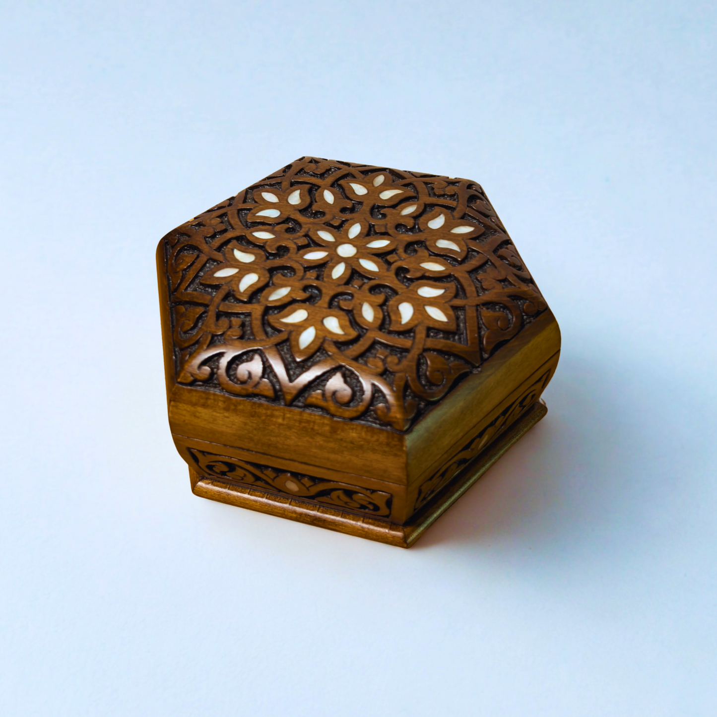 صندوق محفور يدوي فاخر – تطعيم بالصدف وأناقة مخملية