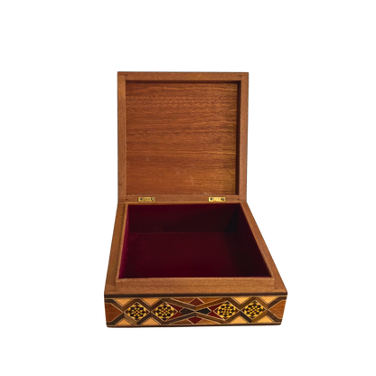 صندوق موزاييك دمشقي فاخر من إبداع المعلم غابي الدايه – مطعّم بالصدف ومبطن بالمخمل