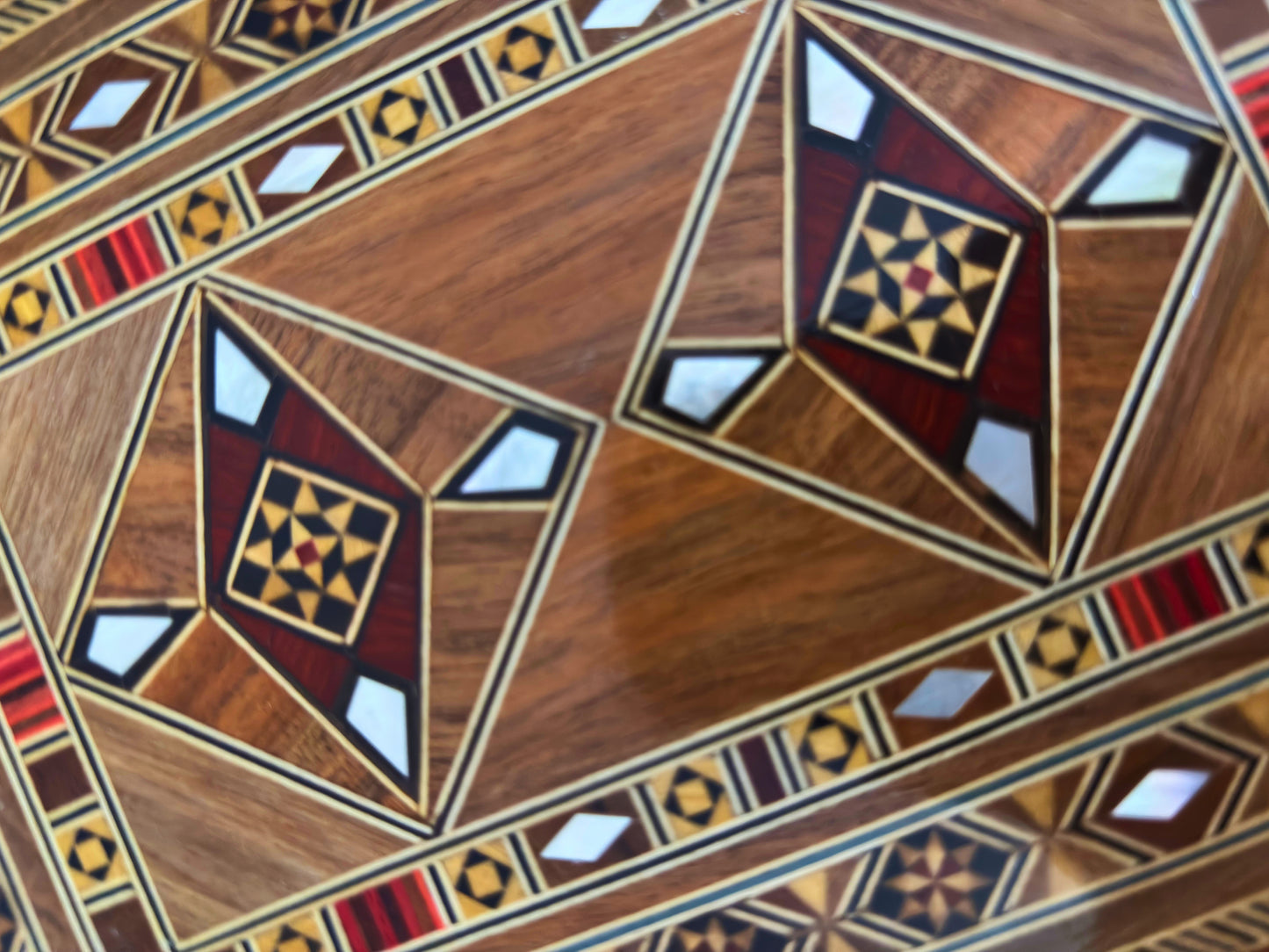 صندوق مجوهرات موزاييك دمشقي إصدار محدود – مصنوع يدويًا ومطعّم بالصدف